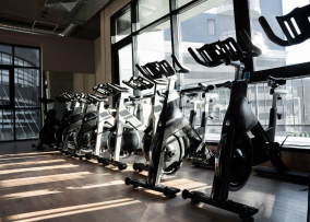 Новый спортивный зал с велотренажерами