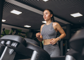 Девушка бежит на велодорожке и смотрит вперед